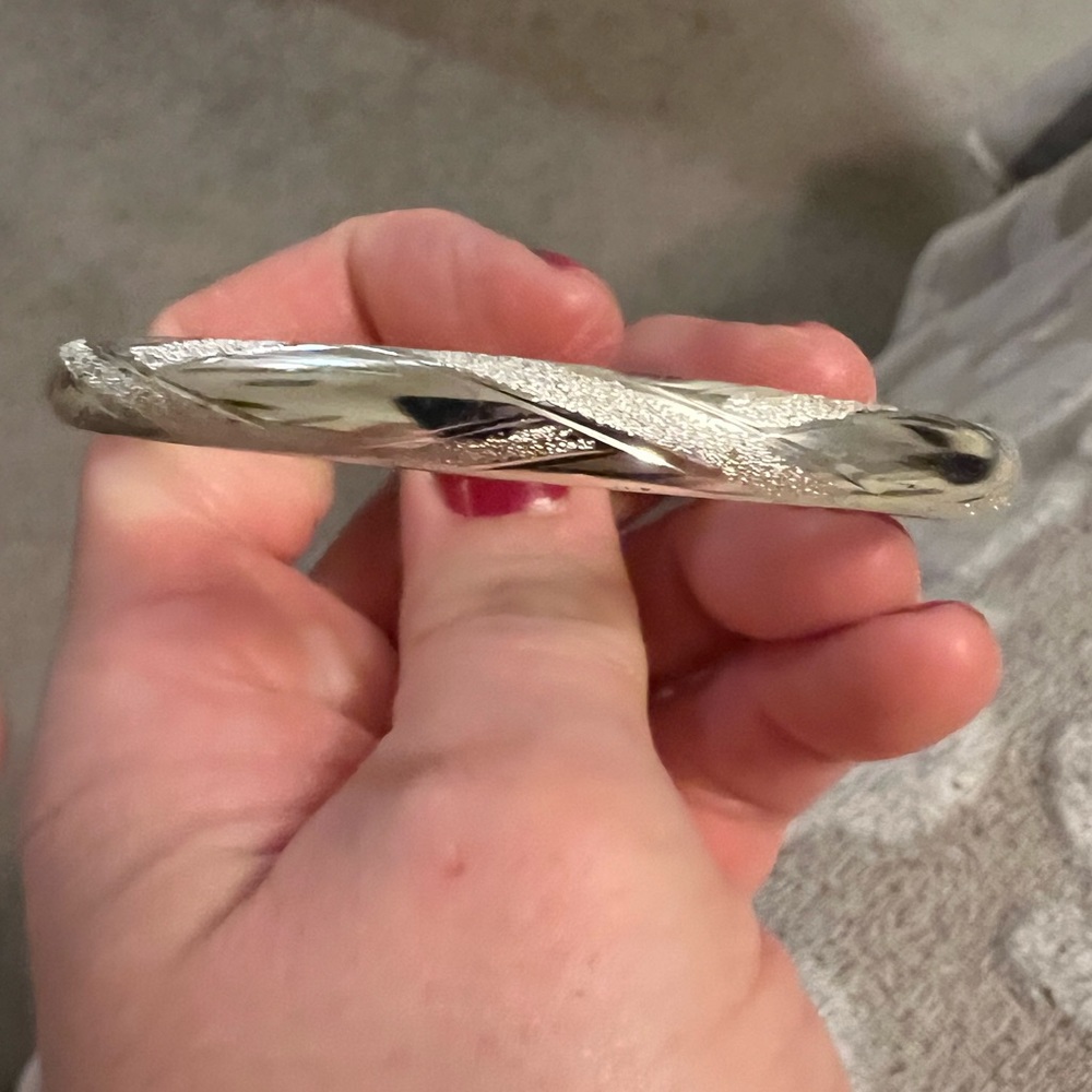 Silver bangle - Picture 4 of 11